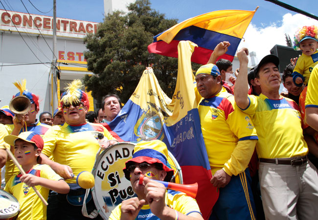 Hinchas ecuatorianos festejan antes de ingresar al estadio Atahualpa para ver el partido Ecuador - Uruguay. Foto: EFE