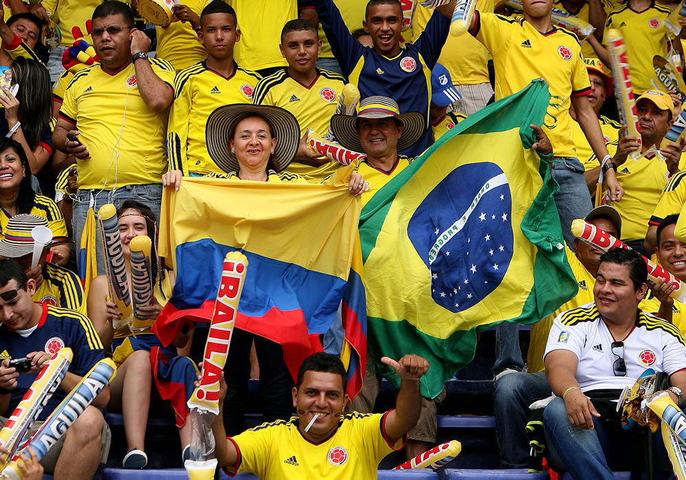 Aficionados colombianos animan a su equipo antes del encuentro con la selección nacional de Chile. Foto: EFE