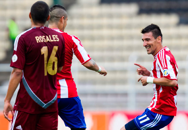 El jugador paraguayo Héctor Bénitez (d) celebra con su compañero de equipo Víctor Ayala (c) su gol ante Venezuela. Foto: EFE
