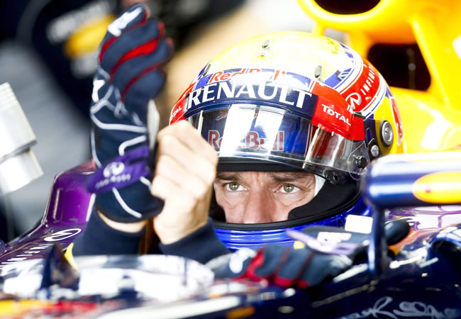 Australian Formula One driver Mark Webber of Red Bull Racing puts on his gloves before the third practice session. Foto: EFE