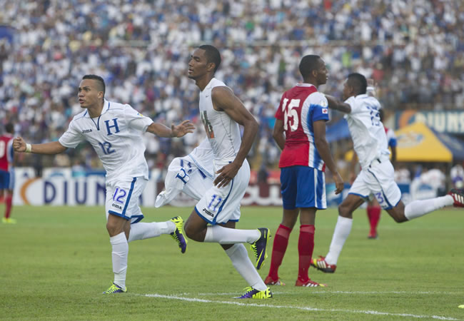 Los jugadores de la selección de Honduras celebran un gol contra Costa Rica. Foto: EFE