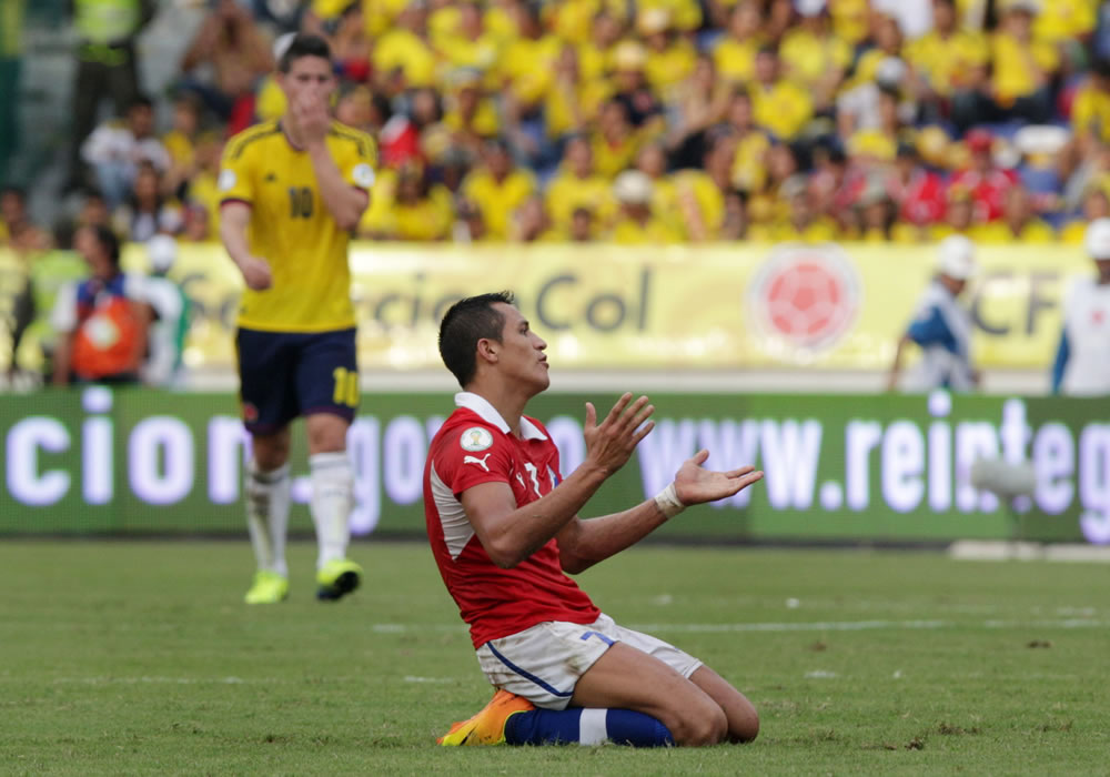 El jugador chileno Alexis Sánchez (c) celebra un gol contra Colombia. Foto: EFE