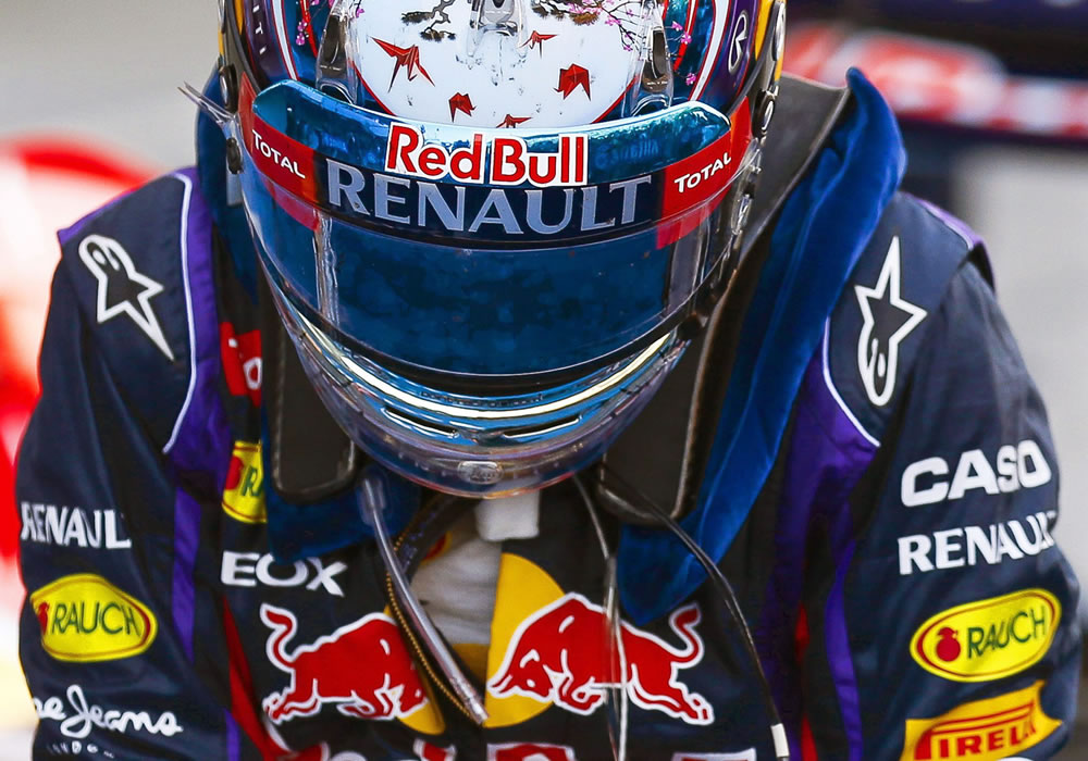 A red star is seen on top of the helmet of German Formula One driver Sebastian Vettel of Red Bull Racing. Foto: EFE