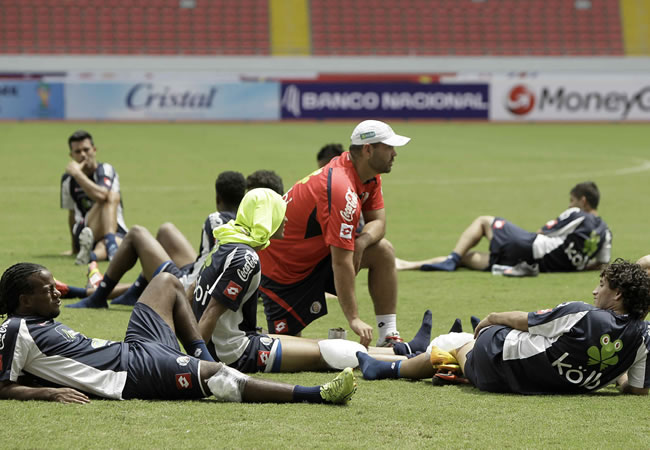 Jugadores costarricenses participan en una práctica. Foto: EFE