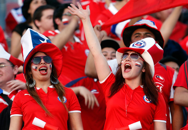 Aficionadas chilenas animan a su equipo, en el último partido por Eliminatorias de su selección frente a Ecuador. Foto: EFE