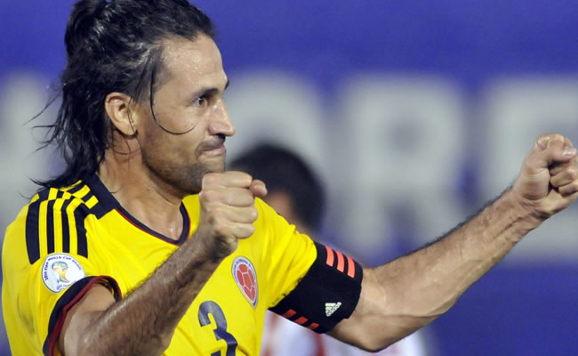 El jugador colombiano Mario Yepes celebra una anotación ante Paraguay. Foto: EFE
