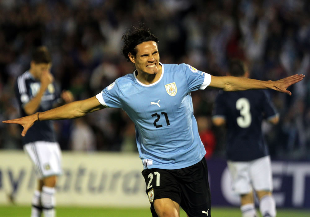 El jugador de la selección uruguaya Edinson Cavani celebra el tercer gol ante Argentina. Foto: EFE