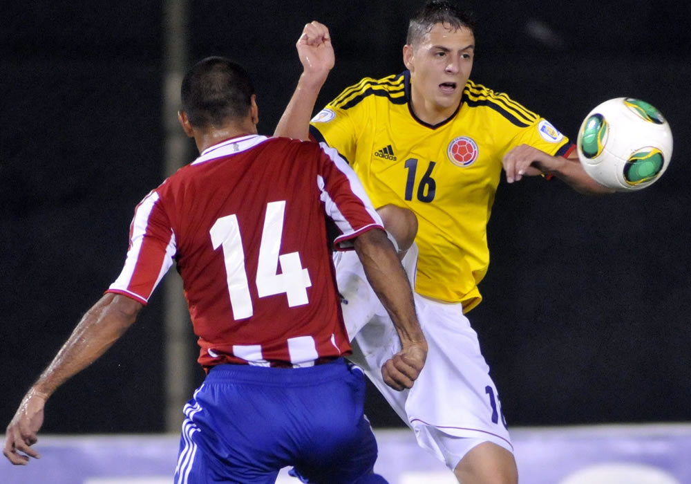 El jugador colombiano Santiago Arias disputa el balón con el paraguayo  Paulo Da Silva. Foto: EFE