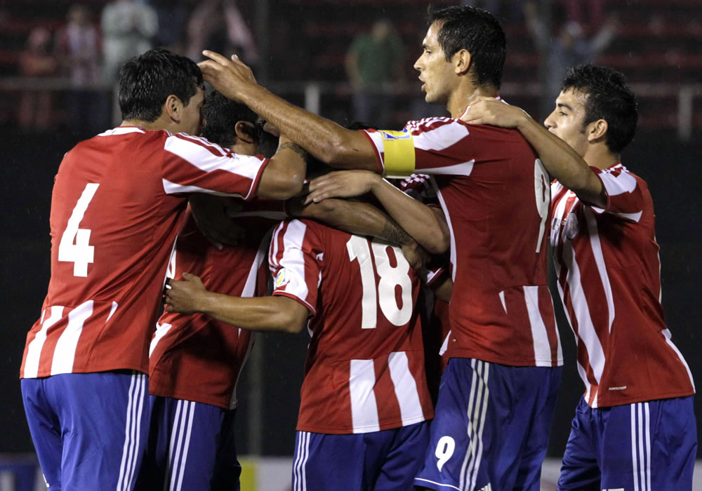 Jugadores paraguayos celebran después de anotar un gol ante Colombia. Foto: EFE