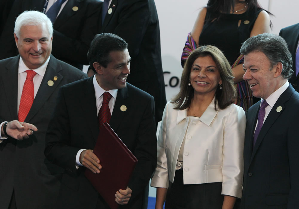Los presidentes junto a Juan Manuel Santos (d), bromean mientras posan para la foto oficial de la XXIII Cumbre Iberoamericana. Foto: EFE