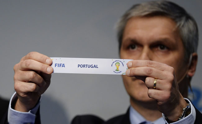 El jefe del Departamento de Competición y Encuentros Eliminatorios de la FIFA, Gordon Savic, muestra el nombre de Portugal el sorteo del Mundial de Brasil 2014. Foto: EFE