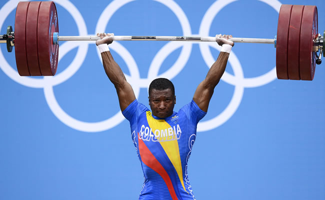 Óscar Figueroa, oro en dos tiempos y bronce en el total de 62kg. Foto: EFE