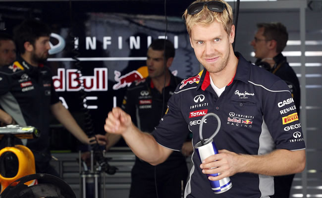 El piloto alemán Sebastian Vettel (dcha), de Red Bull, camina por el garaje de su equipo por el circuito Internacional. Foto: EFE