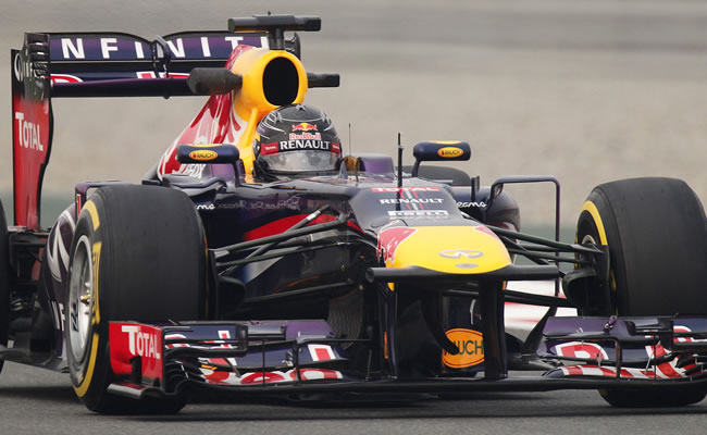 El piloto alemán Sebastian Vettel (Red Bull) participa en la segunda sesión de entrenamientos libres del GP de la India. Foto: EFE