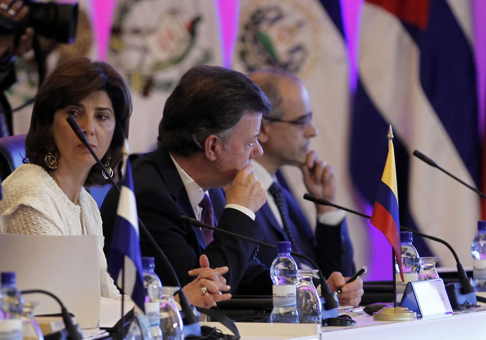 El presidente de Colombia, Juan Manuel Santos (c), y su canciller, María Ángela Holguín (i). Foto: EFE
