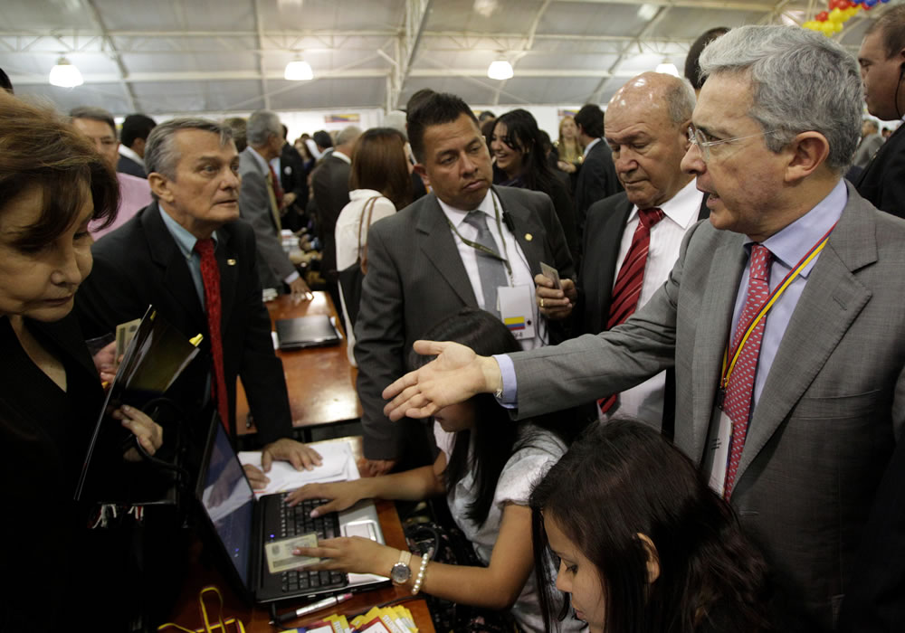 El expresidente colombiano Álvaro Uribe (d) en la convención nacional del movimiento político Uribe Centro Democrático. Foto: EFE
