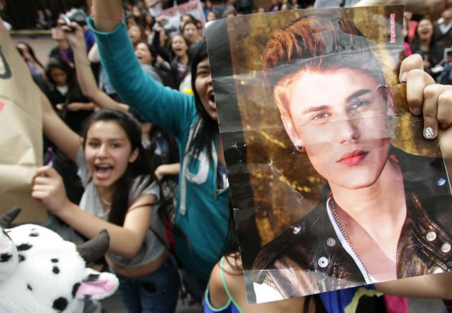 Decenas de adolescentes hacen vigilia a frente al hotel de Bieber en Bogotá. Foto: EFE