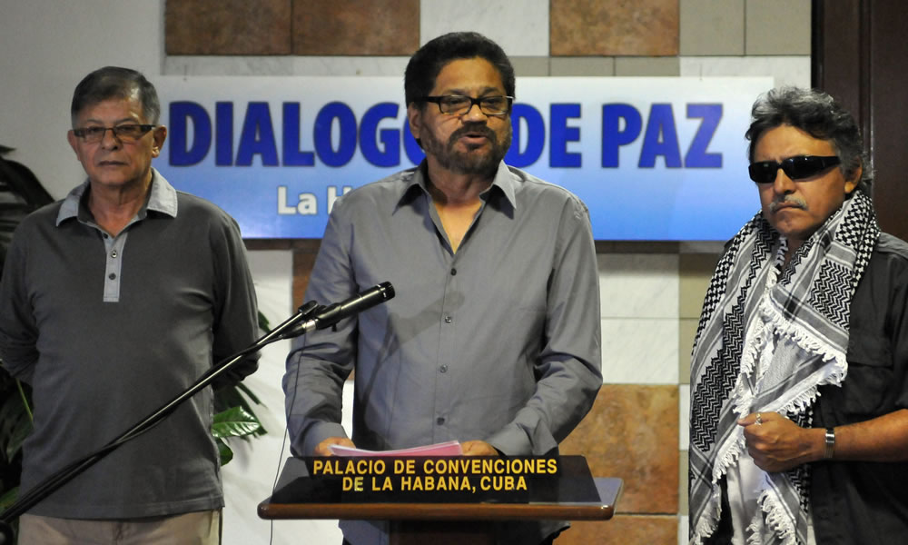 El segundo jefe de las FARC y líder de los delegados de la guerrilla Luciano Marín, alias Iván Márquez (c), lee un comunicado. Foto: EFE