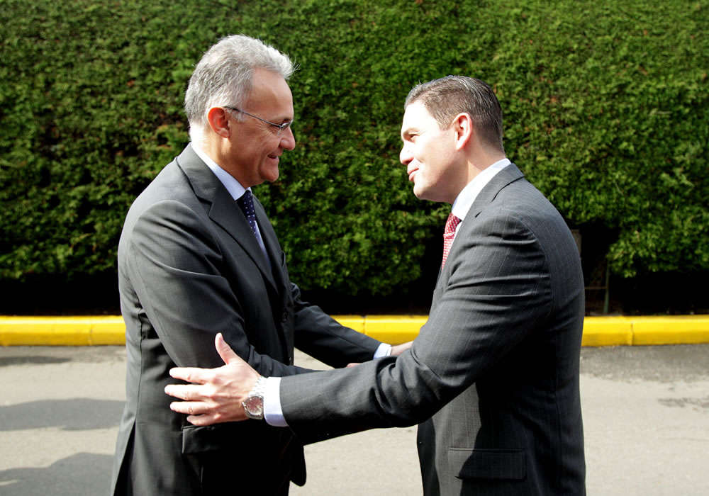 El ministro de Defensa de Colombia, Juan Carlos Pinzón (d), recibe a su par de Italia, Mario Mauro. Foto: EFE