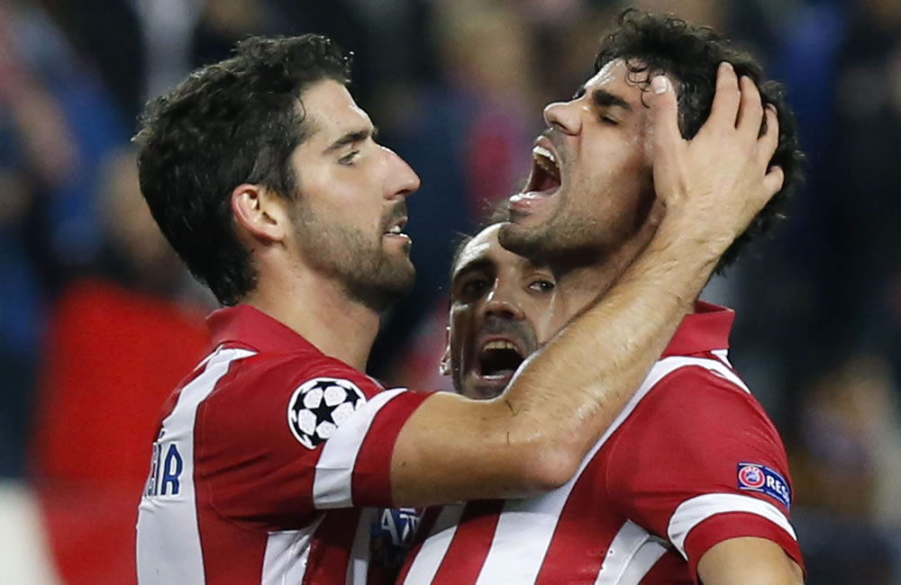 El delantero del Atlético de Madrid Diego Costa (d) es felicitado por sus compañeros. Foto: EFE