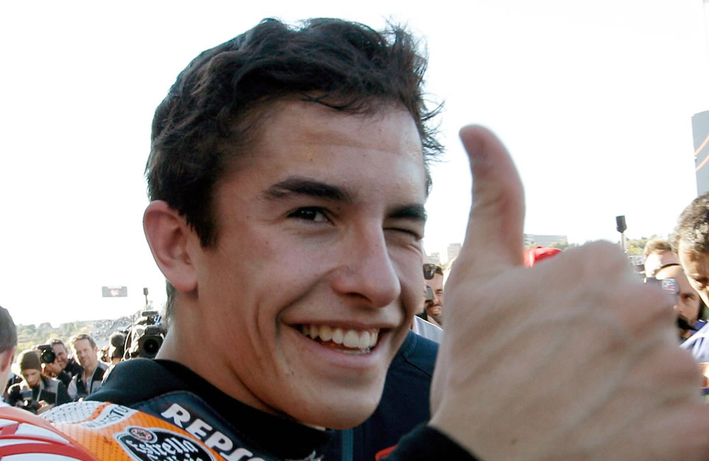 El piloto español de Honda Marc Márquez, saluda tras conseguir la "pole". Foto: EFE