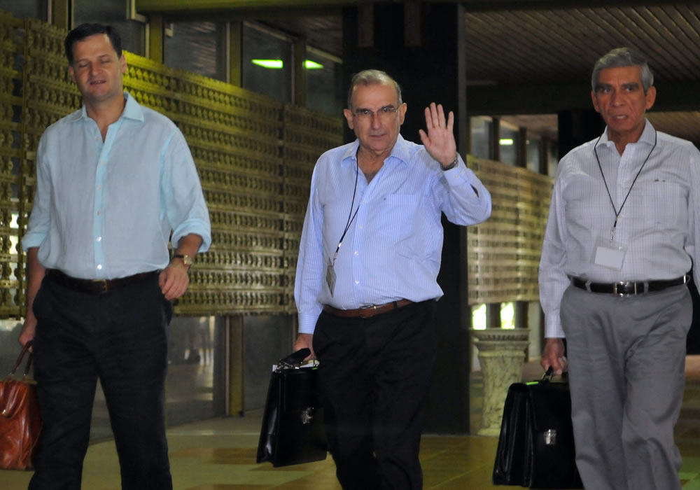 El jefe de la delegación de paz del Gobierno colombiano, Humberto de la Calle (c), a su llegada al Centro de Convenciones de La Habana. Foto: EFE