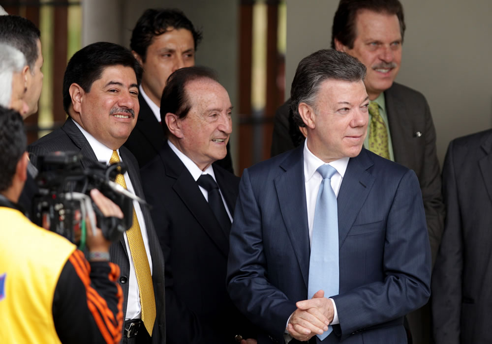 El presidente de Colombia, Juan Manuel Santos (d), participan en la inauguración de la sede deportiva de la FCF. Foto: EFE