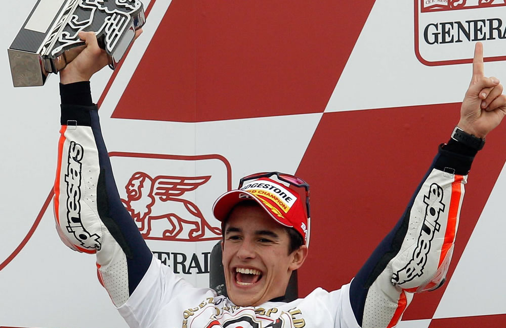 El campeón del mundo de Moto GP, el piloto español Marc Márquez, celebra en el podio su título. Foto: EFE