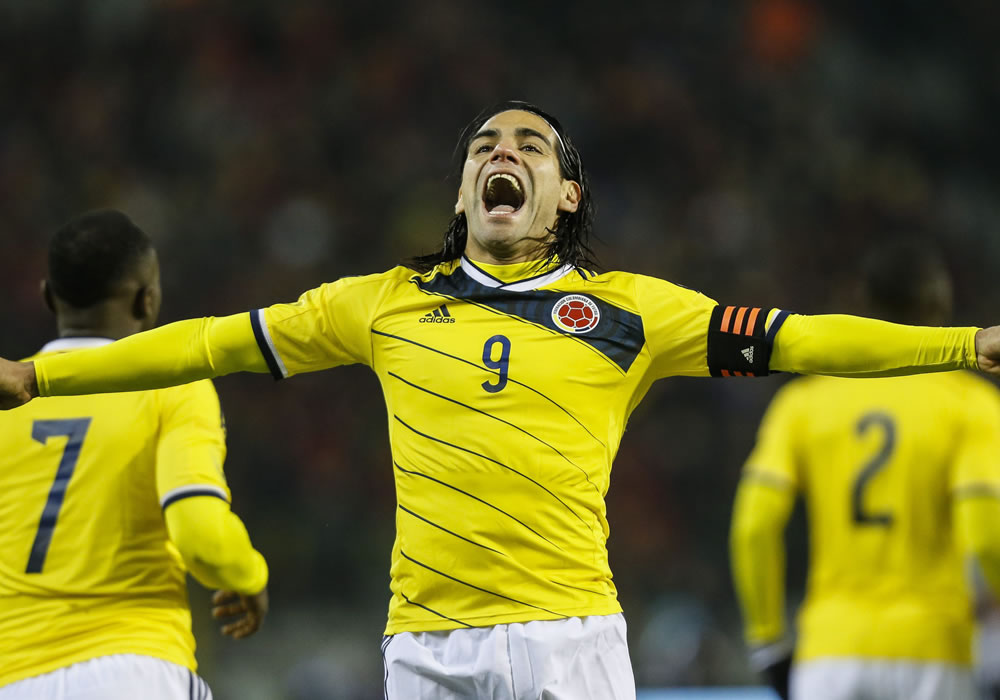 El jugador de Colombia, Radamel Falcao García (c), celebra una anotación. Foto: EFE