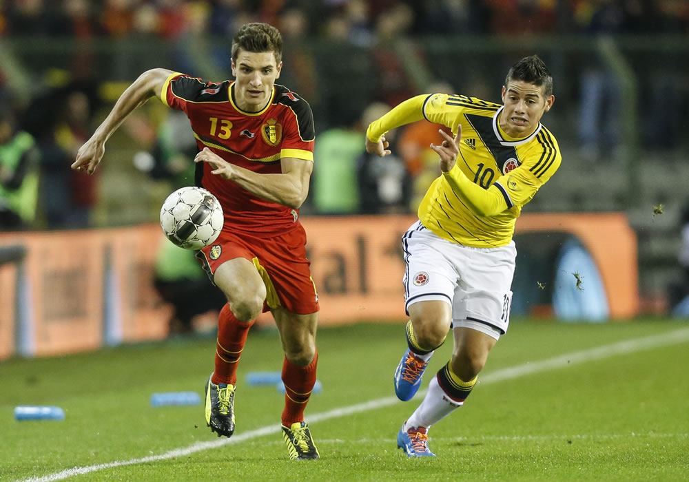 El jugador de Bélgica, Eden Hazard (i), disputa un balón con el jugador colombiano, James Rodríguez. Foto: EFE