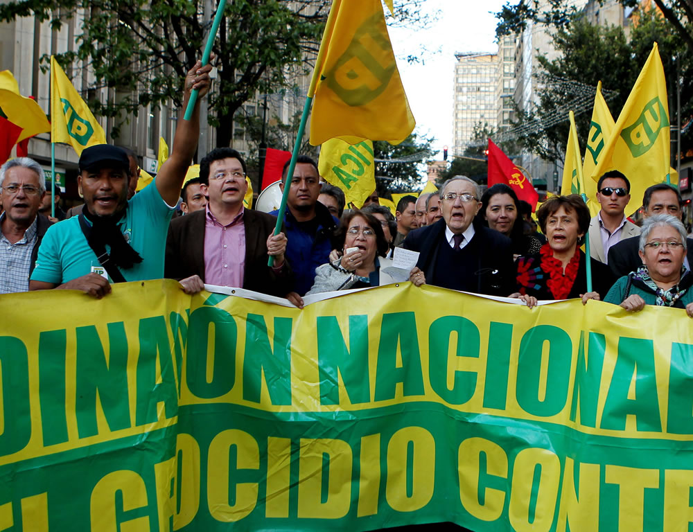 Militantes, simpatizantes y supervivientes del partido Unión Patriótica participan en una marcha en Bogotá. Foto: EFE