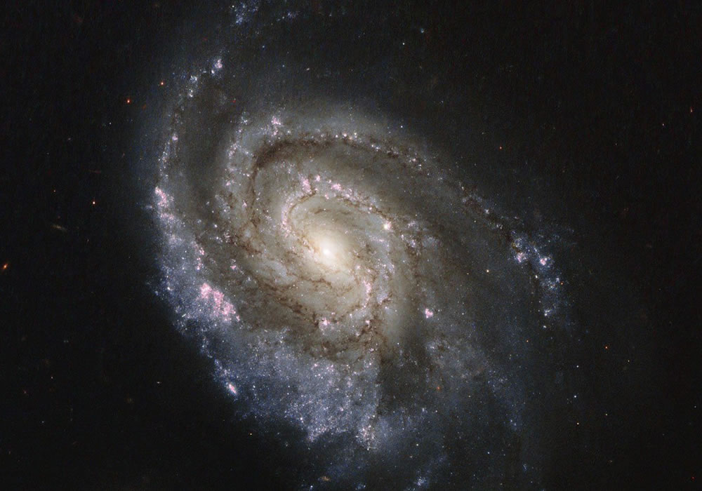 Una imagen captada por el telescopio espacial Hubble de la NASA de una nueva supernova, la SN 2013ek (a la derecha del centro de la galaxia), en la galaxia espiral NGC 6984. Foto: EFE