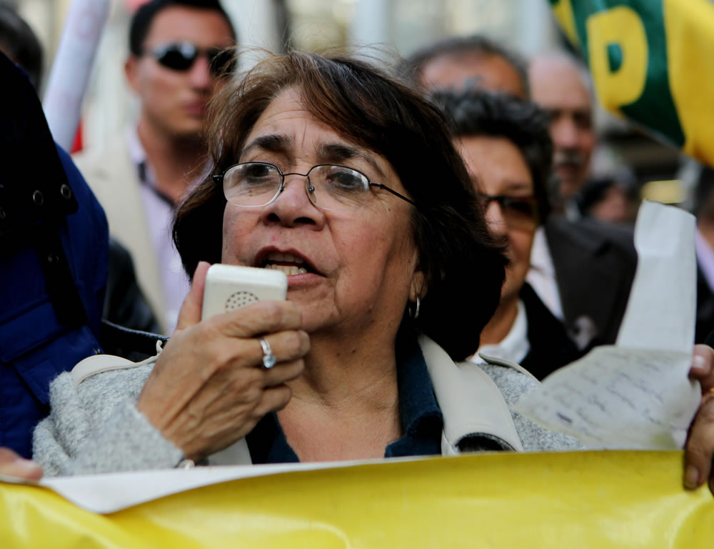 Aída Abella, una de las líderes históricas del partido Unión Patriótica, habla durante una marcha en Bogotá. Foto: EFE