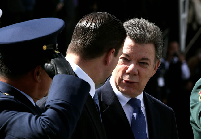 El presidente de Colombia Juan Manuel Santos (d) habla con su ministro de defensa, Juan Carlos Pinzón. Foto: EFE