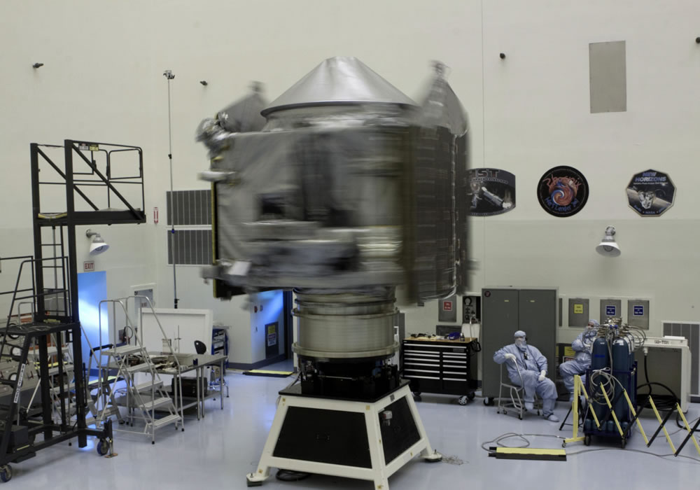 Foto facilitada por la NASA que muestra a ingenieros y técnicos durante una prueba de centrifugación de la cápsula MAVEN. Foto: EFE