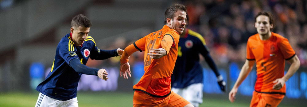 El jugador de Holanda Rafeal van der Vaart (c) disputa el balón con Santiago Arias (i) de Colombia. Foto: EFE