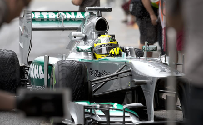 Rosberg, el más rápido en pista mojada y candidato a la 'pole'. Foto: EFE