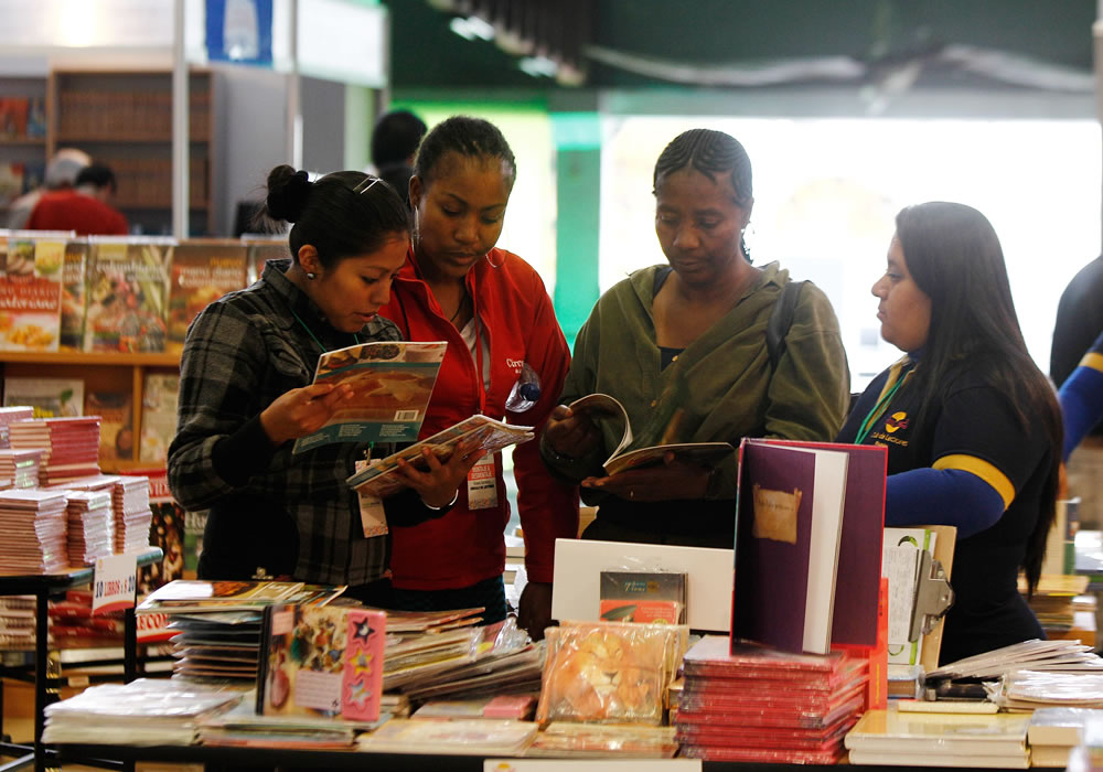 Un grupo de mujeres observa libros, durante la inauguración de la Feria Internacional del Libro (FIL) de Quito. Foto: EFE