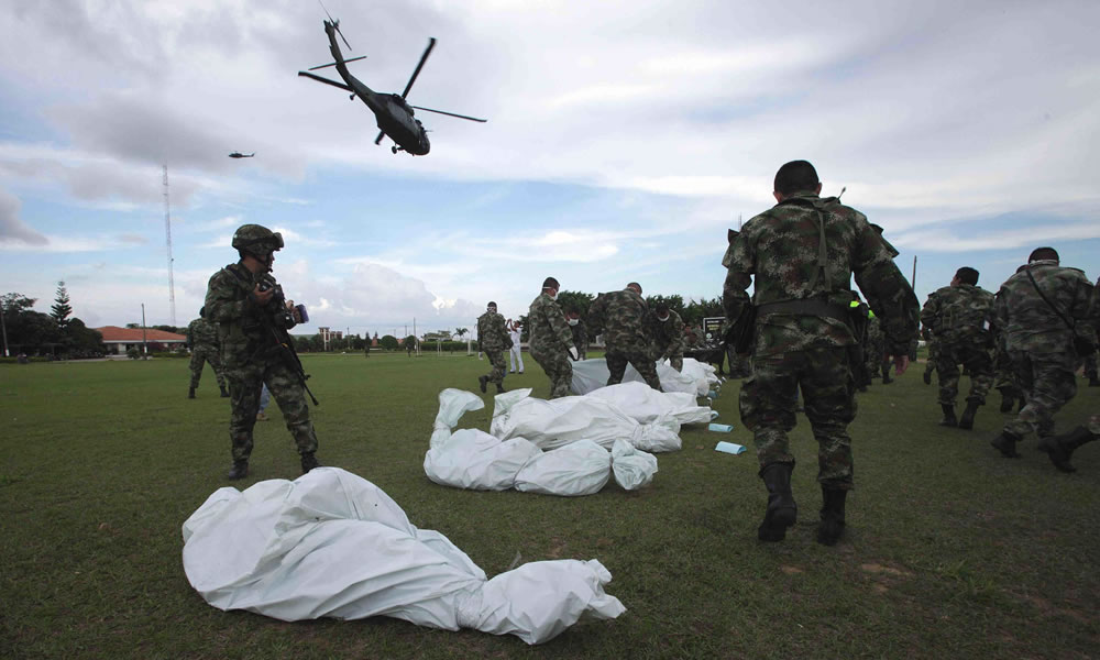 Diez rebeldes del Ejército de Liberación Nacional (ELN), la segunda guerrilla colombiana, son presentados a los medios de comunicación. Foto: EFE