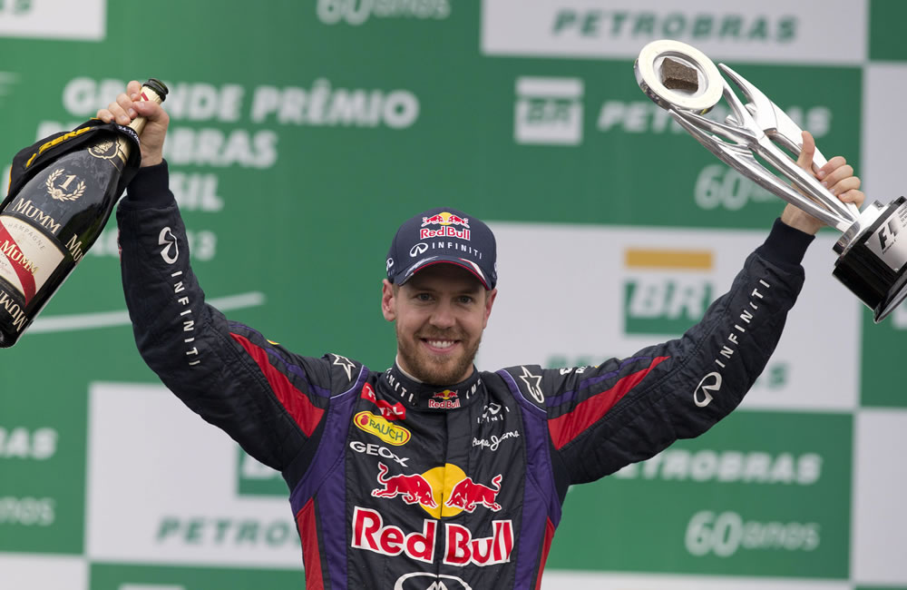 El piloto alemán de Red Bull, Sebastian Vettel, celebra su victoria en el Gran Premio de Brasil. Foto: EFE