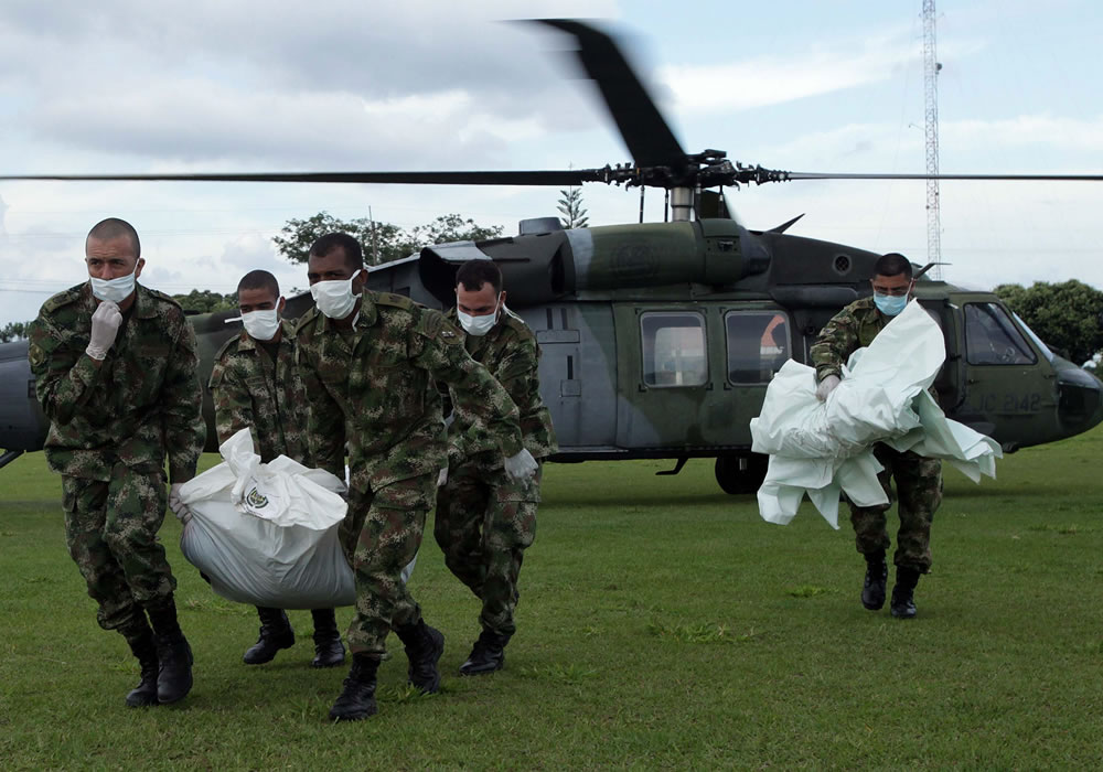 Soldados cargan el cuerpo de un miembro del Ejército de Liberación Nacional (ELN). Foto: EFE