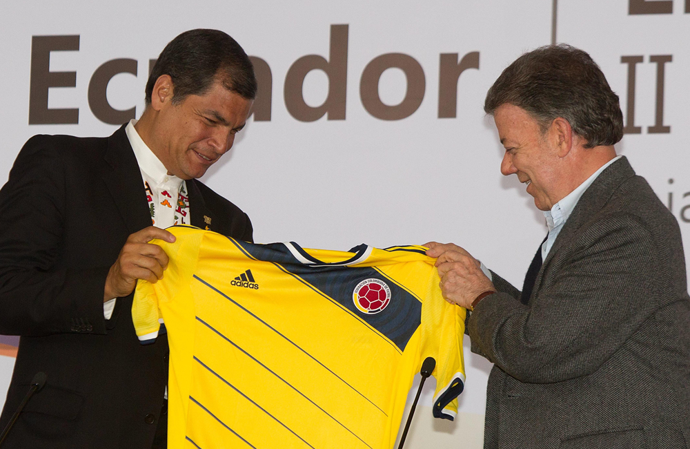Los presidentes de Colombia, Juan Manuel Santos (d), y de Ecuador, Rafael Correa (i), intercambian camisetas de las selecciones de futbol de cada país y se desearon suerte en el Mundial de 2014. Foto: EFE