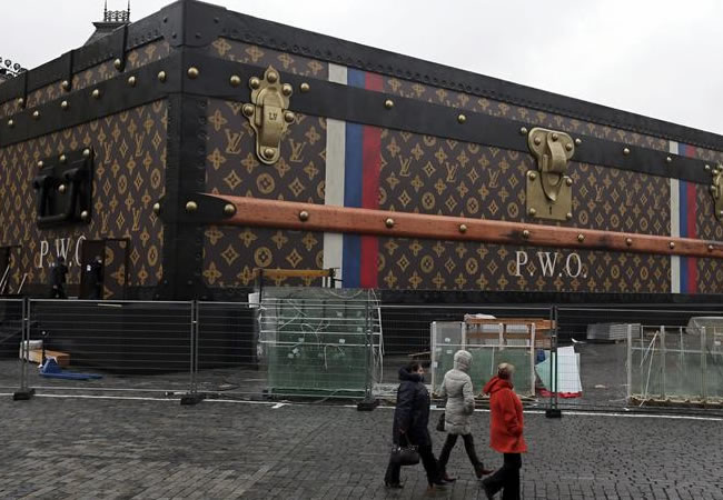 El Kremlin exige retirar de la Plaza Roja un pabellón de Louis Vuitton. Foto: EFE