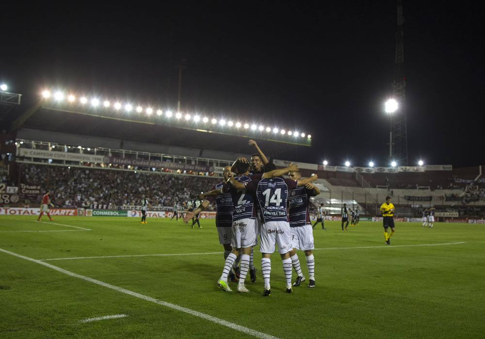 Jugadores de Lanús celebran después de anotar un gol ante Libertad. Foto: EFE
