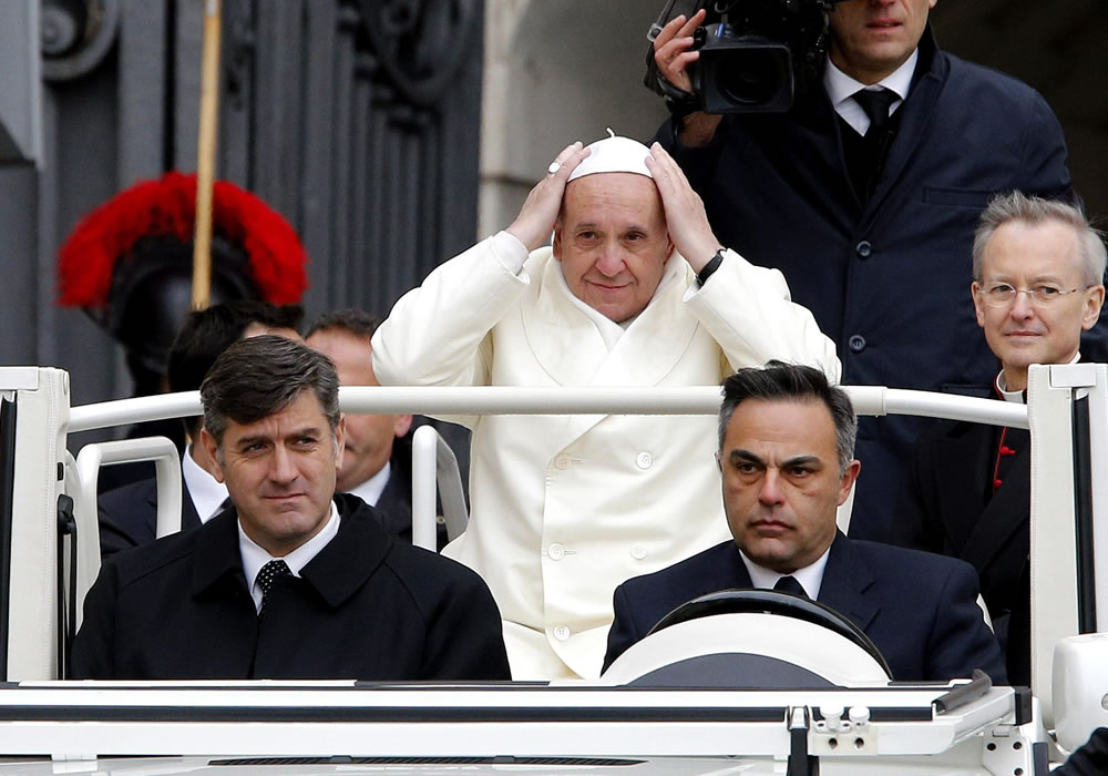 El papa Francisco asiste a su audiencia de los miércoles abrigado por el frío, en la Plaza de San Pedro, en la Ciudad del Vaticano. Foto: EFE
