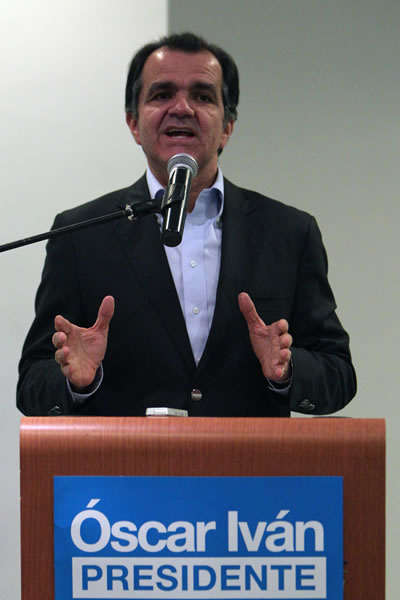 El candidato presidencial colombiano Óscar Iván Zuluaga, respaldado por el exmandatario Álvaro Uribe. Foto: EFE