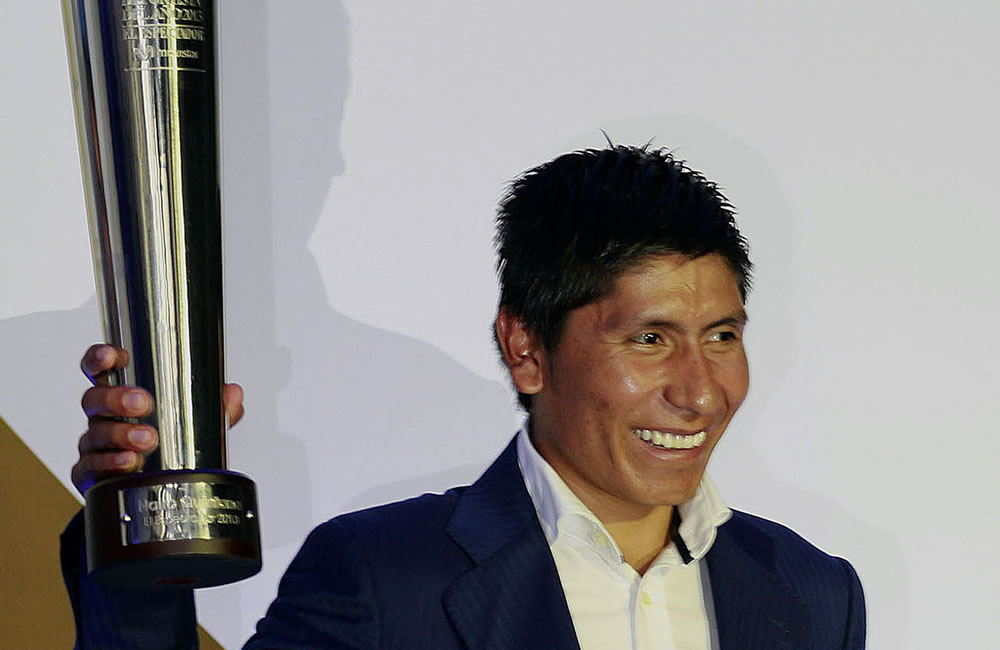 El deportista colombiano Nairo Quintana, subcampeón en el Tour de Francia recibe el trofeo como deportista del año 2013. Foto: EFE