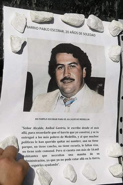 Foto colocada en la tumba del narcotraficante Pablo Escobar en el cementerio Montesacro, al sur de Medellín. Foto: EFE