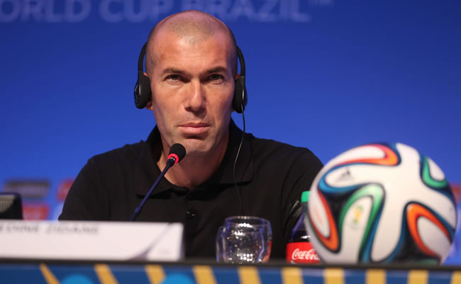 El exfutbolista francés Zinedine Zidane participa durante una conferencia de prensa. Foto: EFE