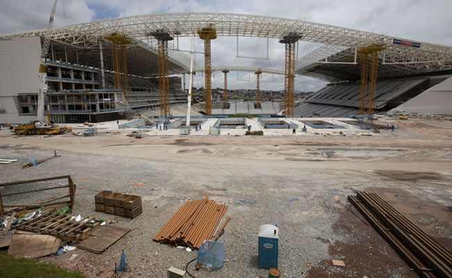 Blatter dice que el estadio de Sao Paulo se concluirá en abril. Foto: EFE
